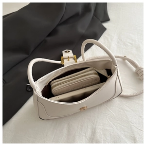 Vue de dessus de l'intérieur d'un sac crème montrant l'espace pour téléphone et portefeuille