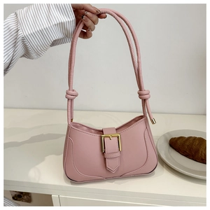 Sac bandoulière rose en similicuir avec boucle dorée carrée et détail de nœud élégant