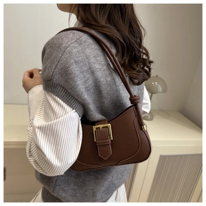 Sac sous le bras en cuir marron foncé avec grande boucle dorée et détail de bandoulière nouée