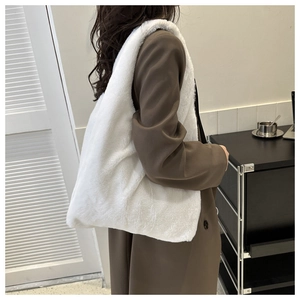Vue latérale d'un grand sac fourre-tout en fausse fourrure blanche à texture douce