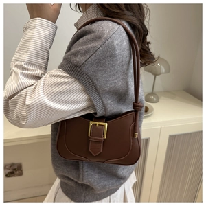 Sac sous le bras en cuir mat brun avec boucle dorée et bandoulière nouée
