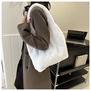 Détail de la texture en fausse fourrure blanche de ce grand sac à main cabas