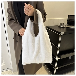 Détail d'un sac cabas en peluche blanche avec un design minimaliste spacieux en forme de U