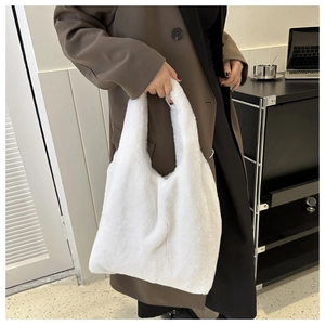 Détail de la texture d'un sac cabas en peluche blanche montrant la fausse fourrure douce