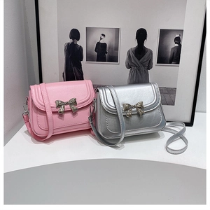 Détails de petits sacs bandoulière élégants en rose et argent avec nœuds en métal