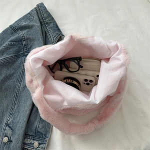 Sac fourre-tout en peluche rose montrant l'intérieur spacieux et les accessoires