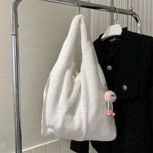 Sac fourre-tout en fausse fourrure blanche avec accessoire pompon rose suspendu