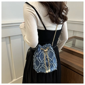 Borsa a secchiello in denim trapuntato con catena dorata e ciondoli di perle