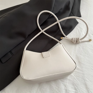 Sac sous le bras beige minimaliste en cuir mat avec une bandoulière à nœud distinctive