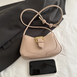 Petit sac porté épaule beige avec boucle dorée et smartphone pour référence de taille