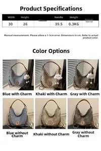 Gros plan d'un sac cabas montrant le cuir synthétique texturé et le détail du logo M en métal