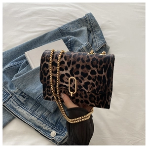 Detailansicht der Damenhandtasche mit Leopardenmuster, Goldkette und ovalem Metallverschluss