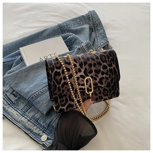 Detailansicht der Schultertasche mit Leopardenmuster, Goldkette und Metallschließe