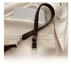 Gros plan de la bandoulière réglable du sac léopard avec boucle et matériel en argent