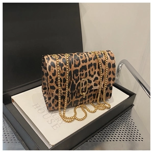 Detail der Leopardenmuster-Tasche mit goldener Kette und Metallverschluss