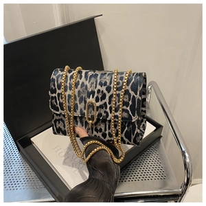Detailansicht der Handtasche mit Leopardenmuster, goldener Kette und ovalem Drehverschluss