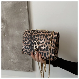 Detailansicht der Leopardenmuster-Tasche mit Goldkette und ovaler Metallschnalle