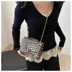 Detail der Vintage-Umhängetasche mit Leopardenmuster und goldener Kette an der Schulter