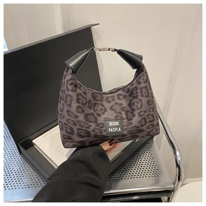 Détail du sac sous le bras léopard avec texture velours et boucle en métal argenté