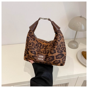 Détail du sac à bandoulière léopard avec bandoulière en cuir et fermoir en métal