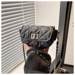 Detail einer schwarzen gesteppten Mini-Tasche mit silbernem Drehverschluss und Kette