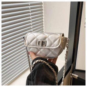 Detail der silbernen gesteppten Mini-Satteltasche mit Metallic-Finish und Kette
