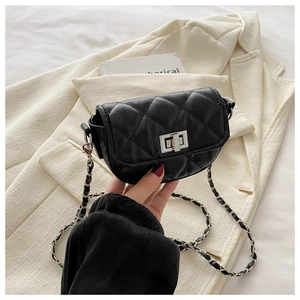 Gros plan du mini sac matelassé noir avec fermoir rotatif argenté et bandoulière chaîne