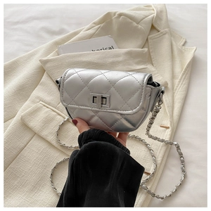 Détail du mini sac bandoulière argenté matelassé avec finition métallisée et fermoir rotatif