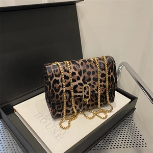 Schicke Umhängetasche mit Leopardenmuster, Goldkette und ovalem Metallverschluss