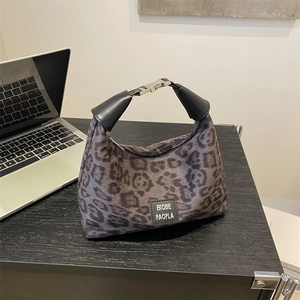 Sac à bandoulière léopard gris avec poignée en cuir noir et boucle métallique