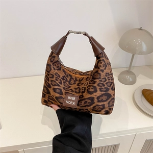 Sac à main léopard élégant avec finitions en cuir et boucle métallique argentée