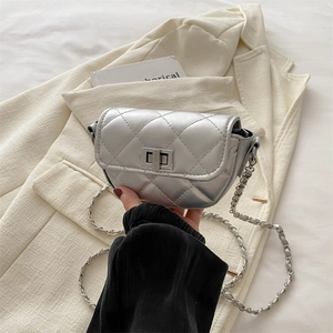 Mini sac à chaîne argenté pour femme avec motif matelassé et finition métallique