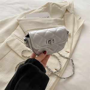 Mini sac à chaîne argenté matelassé avec fermoir pivotant et bandoulière de luxe