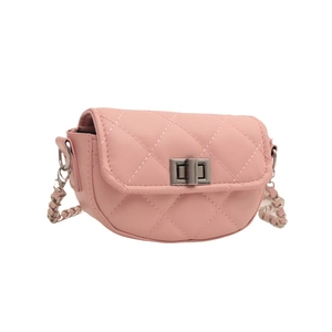 Mini sac bandoulière matelassé rose avec coutures losanges et bandoulière chaîne