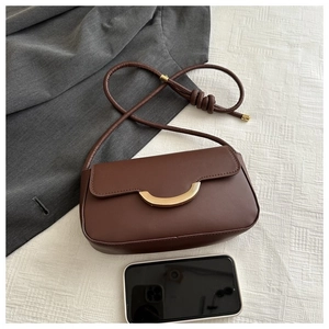 Detailansicht der braunen Vintage Leder-Baguette-Tasche mit goldenem Metallverschluss