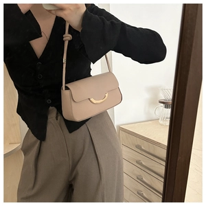 Sac baguette beige tendance avec boucles dorées et bandoulière à nœuds élégante