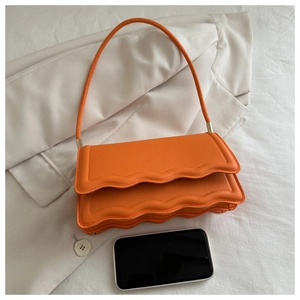 Vue détaillée du sac à bandoulière orange à vagues avec smartphone pour la capacité réelle