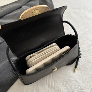 Minimalistische schwarze Leder-Baguette-Tasche mit Platz für Handy und Geldbörse