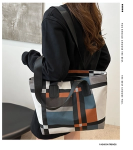 Détail du sac cabas en toile avec panneaux géométriques bleu, orange et noir chic