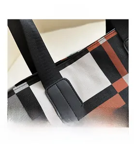Vue macro détaillée de la texture du tissu à carreaux et des garnitures en cuir