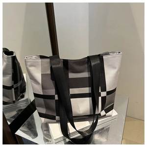 Détail du sac cabas à grand motif de motifs carreaux avec des bretelles en nylon résistant