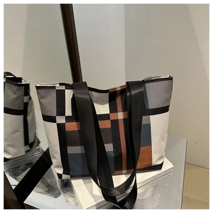 Détail du sac cabas en toile à carreaux montrant sa grande capacité et son design patchwork