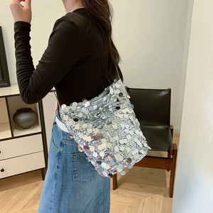 Elegante borsa a tracolla con paillettes argento e grandi dischi lucidi da donna 2024
