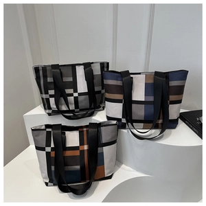 Détails des sacs fourre-tout à grande capacité avec motifs géométriques bicolores