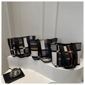 Détail de trois sacs cabas en toile à damier géométrique dans divers coloris élégants