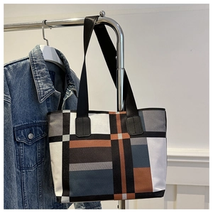 Détail du sac fourre-tout en toile à blocs de couleurs géométriques sur cintre