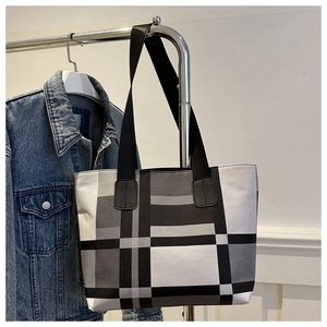 Gros plan sur le grand sac cabas en toile à carreaux avec poignées et coutures renforcées