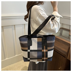 Détail d'un grand sac cabas géométrique en patchwork bleu et marron pour le quotidien