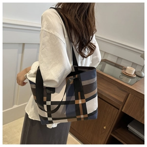 Vue détaillée du grand sac cabas géométrique en toile tricolore bleu marron et noir