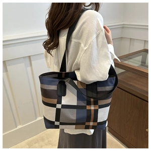 Sac fourre-tout à carreaux color-block porté à l'épaule pour un look de bureau